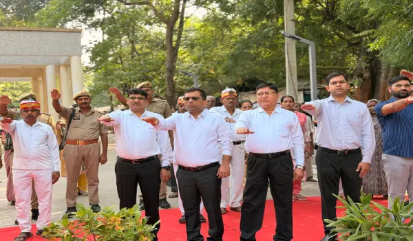 बाराबंकी में गांधी-शास्त्री जयंती पर कार्यक्रम, पोक्सो जागरूकता बाइक रैली को दिखाई गई हरी झंडी